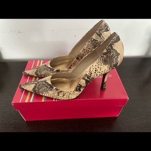 BCBG pump shoes size 8
